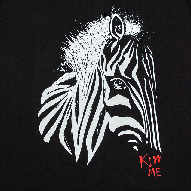 Майка женская «Арт-рокстар. Kiss Me», черная с логотипом в Санкт-Петербурге заказать по выгодной цене в кибермаркете AvroraStore