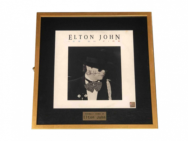 Пластинка с автографом Элтона Джона с логотипом в Санкт-Петербурге заказать по выгодной цене в кибермаркете AvroraStore