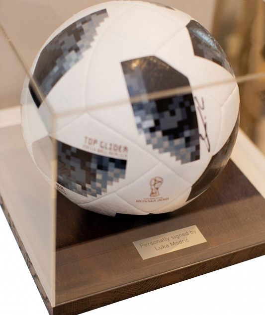 Футбольный мяч с автографом Луки Модрича с логотипом в Санкт-Петербурге заказать по выгодной цене в кибермаркете AvroraStore
